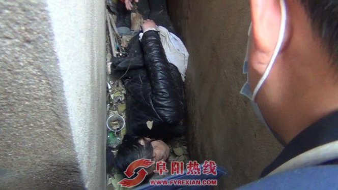 女子三楼翻窗取钥匙不慎摔落墙缝