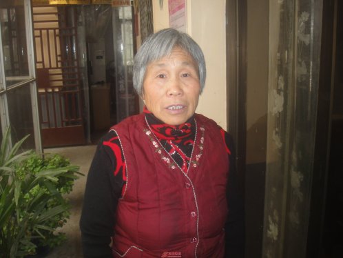 热心老人为走丢孩找家人