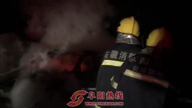 一轿车行驶中着火成废铁