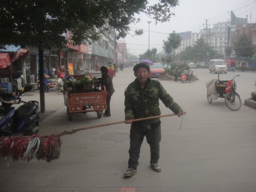 界首一环卫工拾金不昧 失主重要证件失而复得