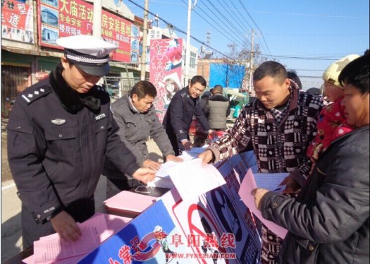 送冬季交通安全宣传进偏远农村“集市”