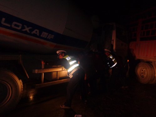 太和交警冒雨及时救助发生事故罐车