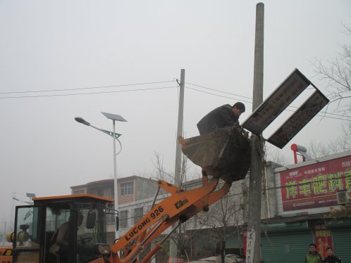 界首市新马集：拆除违规广告牌保街道整洁