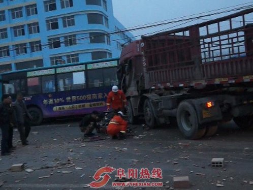 货车拐弯连撞四车  1人被困3人受伤