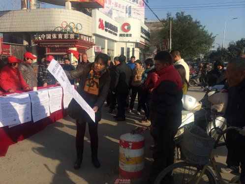 界首西城中原社区在市体育场开展三轮车整治宣传活动