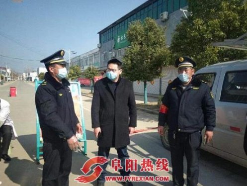 临泉城管队员“多角色”奋战抗疫一线
