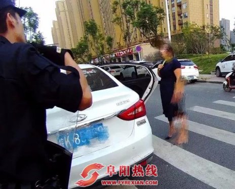 阜城街头女子持刀欲自杀，特警惊险夺刀负伤