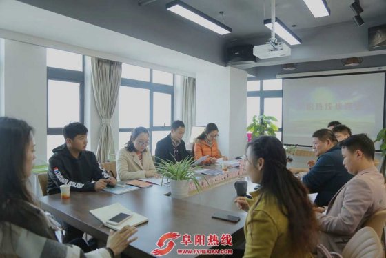 阜师院新闻传媒系刘杰主任带领师生莅临阜阳热线参观指导