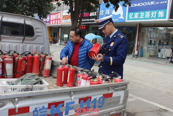 阜阳支队突击检查消防产品销售点