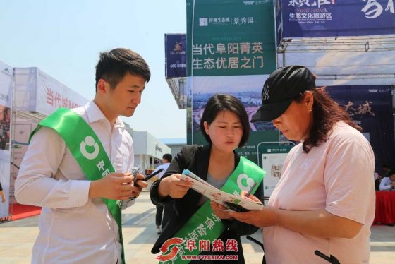 借助房车展 保险宣传忙