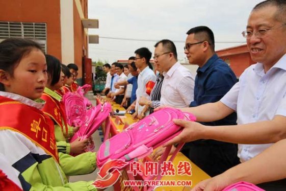 把爱心送给农村贫困学生