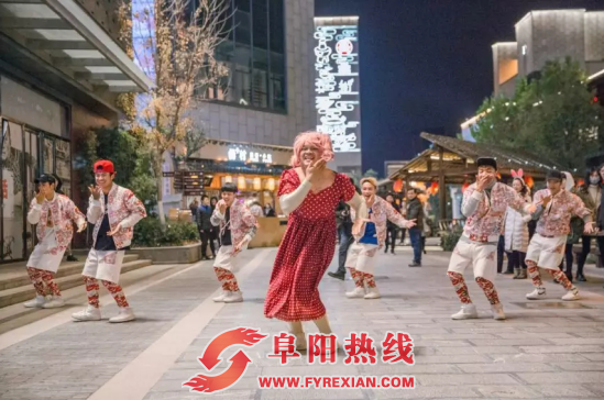 合肥闹市多处现“搞笑圣诞精灵” 吸引市民围观互动