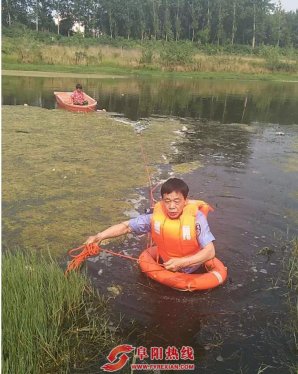 女子被困河中央 58岁辅警跳河救人