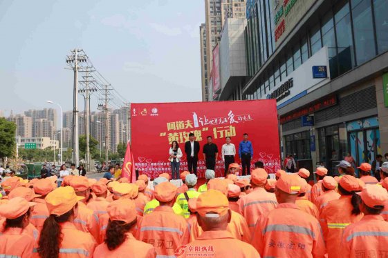 阜阳华联开展“关爱环卫工人黄玫瑰”公益活动