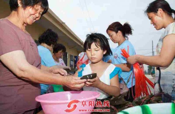 阜阳市关爱＂三留守＂志愿者协会开展端午节慰问留守老人活动