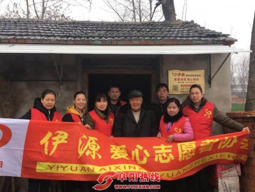 与爱同行 冒雨献爱心