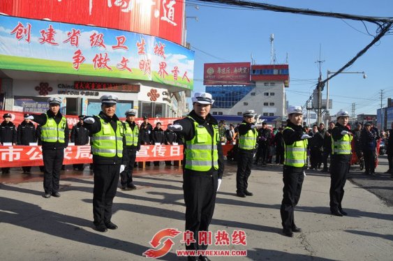 界首交警玩转快闪 新颖宣传靓爆小城
