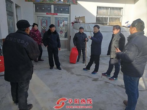 临泉县人社局寒冬扶贫慰问暖人心