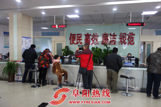 阜阳电视台记者采访报道颍州区民生工程