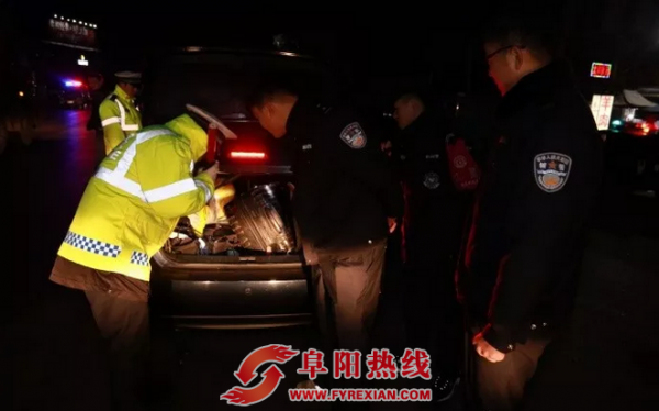 “油耗子”遇盘查猖狂冲卡 结果掉沟里被民警抓获