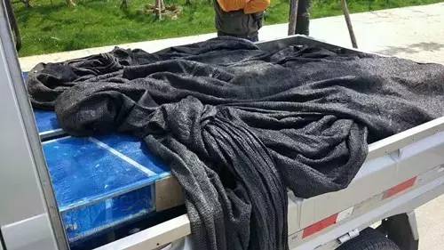 阜阳一小货车蒙着黑纱网被查获 里面竟藏了这些……