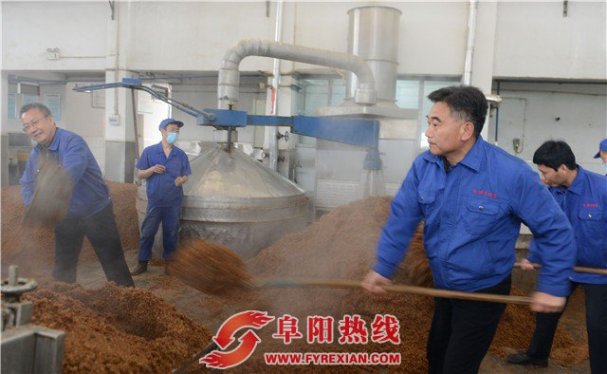 市总工会党员干部到金种子酒业生产一线体验劳动