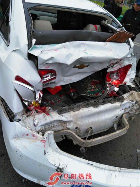 沙子车追尾小轿车，小轿车三厢变两厢