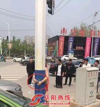 恶趣婚俗：新郎衣服被扒、双手被铐