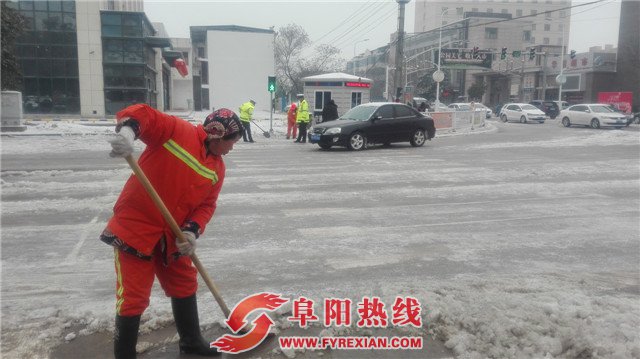 界首市环卫工人昼夜除雪保通行