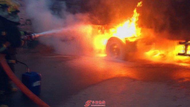 阜阳：两货车碰撞引发大火，路边商家无辜“躺枪”