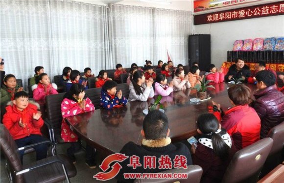 爱心助学“衣”往情深 阜阳市爱心公益志愿者协会莅临李洼学校