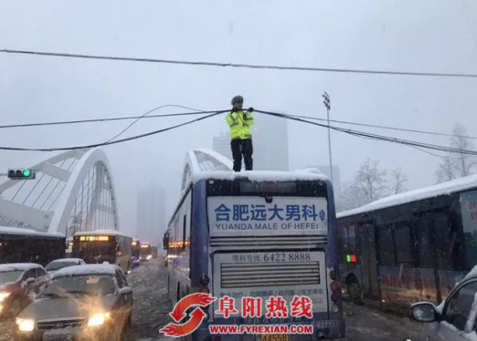 “雪中托举哥”！安徽民警公交车顶徒手撑起电缆保畅通