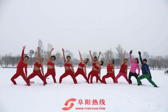 雪那么厚，阜阳的几位美女穿那么少，还那样……