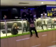 阜阳一男子陪女友看完《前任3》后欲跳楼，怎么回事？