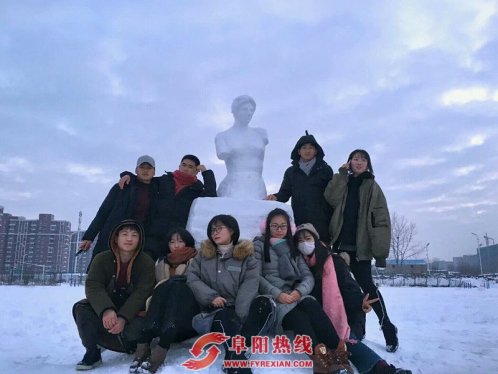 阜阳大学生堆创意雪人“断臂维纳斯”，网友:太有才了