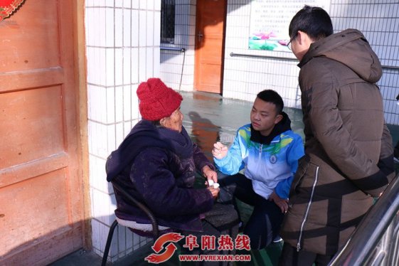 寒冬将至，师院学子为敬老院老人送去温暖
