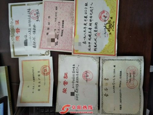 热心民警为花甲老人找回丢失的“荣誉”