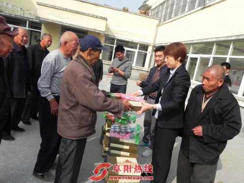 重阳节将至，颍州区爱心企业慰问王店镇敬老院老人