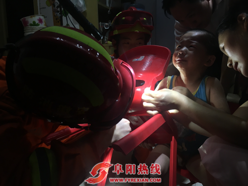 幼童手指卡进塑料凳圆孔  阜阳消防巧用工具紧急救援