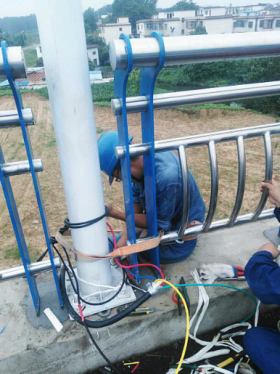 阜阳界首：路灯不亮群众期盼 路灯工人冒高温作业