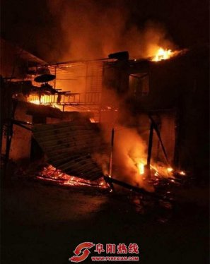 阜阳一特警火场踹门救老人  自己手臂被烧伤