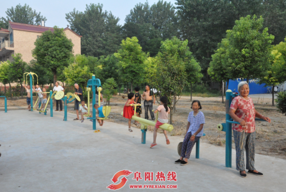 临泉农民刘士艳投资150万  建广场休闲健身村民乐