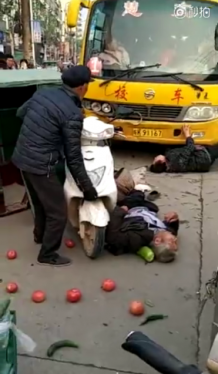 阜阳太和：校车闯祸，路人遭殃