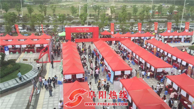 今天在颍泉万达广场的这群人，离梦想的距离更近了一步~