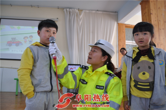 界首交警深入幼儿园开展交通安全宣传