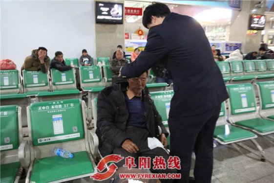 旅客携带散酒进站被拒 竟然任性“一口闷”