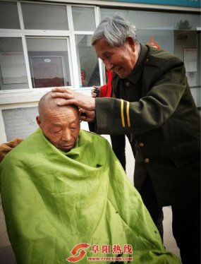 弘扬雷锋精神  关爱孤寡老人公益在行动