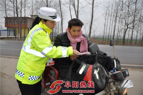 界首交警深入春运一线开展交通安全宣传活动