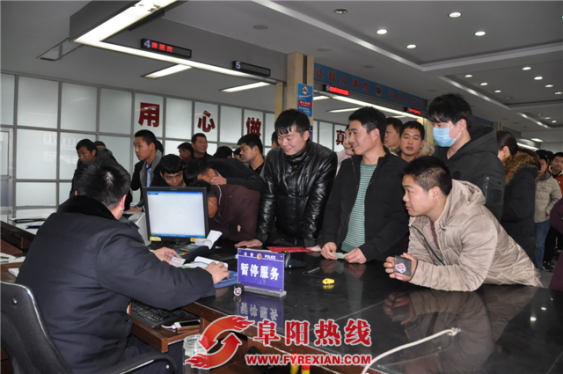 界首交警车管所延时服务 打造让群众满意服务窗口