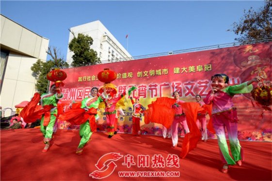 阜阳颍州传统民俗展演 市民欢天喜地闹元宵